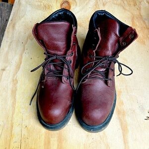 Red Wing steel toe work boots. Great condition, only worn once. Men’s size 7